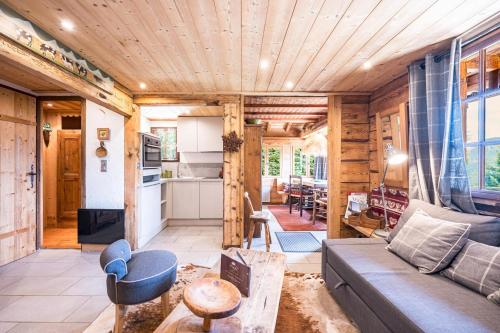 een woonkamer met een bank en een tafel bij Chalet Vardasse in Manigod