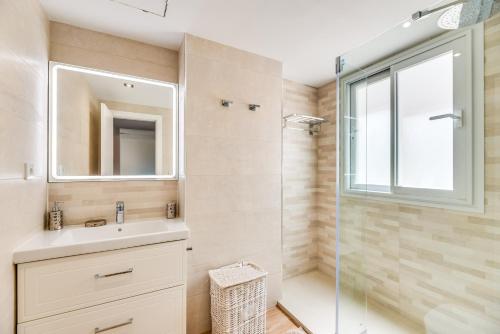 a bathroom with a sink and a shower at Marbella Beach San Pedro in Marbella