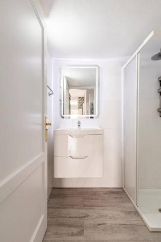 a bathroom with a sink and a mirror at Apartamento La Listada Bajo in La Listada