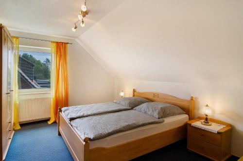 una camera da letto con un letto e una finestra di Ferienhaus Berdum a Wittmund