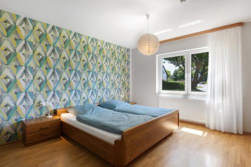 ein Schlafzimmer mit einem Bett in einem Zimmer mit einer Wand in der Unterkunft Bubach in Laubach