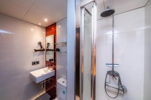a bathroom with a shower and a sink at Gala in Cala Ratjada