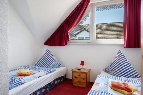 two beds in a room with a window at Fewo 11 - Halbinsel Darss - Ostsee in Wieck