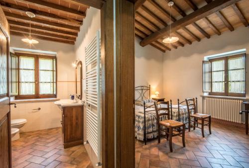 a room with a table and a bathroom at Villa Agriturismo Il Pratone in Castiglione dʼOrcia