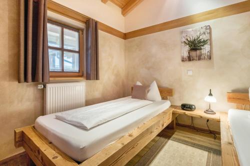 a bedroom with a bed and a window at Ferienwohnung Stod´l in Freyung