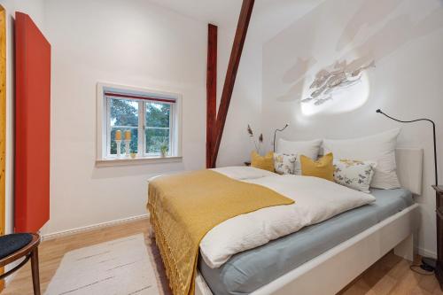 a bedroom with a bed and a window at Ferienwohnung Varga Schafstedt in Schafstedt