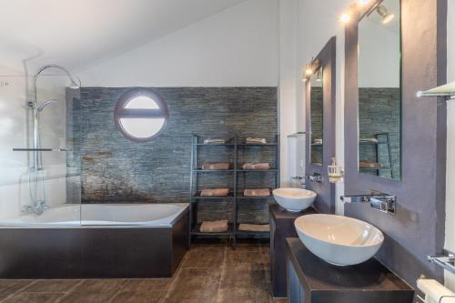 a bathroom with two sinks and a tub and a shower at Sierra Norte Madrid in El Berrueco