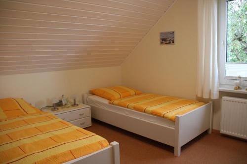 a bedroom with two beds and a window at Ferienwohnung Katzan in Ebstorf