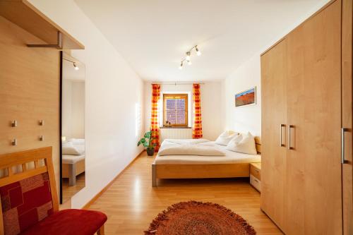 a bedroom with a bed and a door to a bathroom at Ferienwohnung Jonagold Schnalserhof in Laces