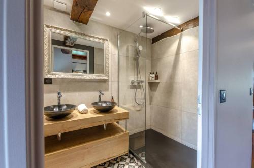 a bathroom with two sinks and a shower at Château De La Rive in Cruet