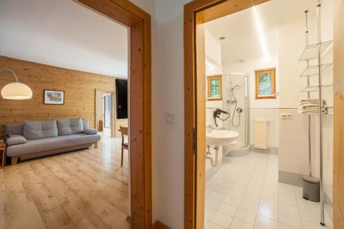a living room with a couch and a bathroom at Langstein Wohnung Lavendel in Coldrano
