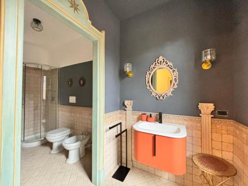 a bathroom with a sink and a toilet at Umbriance Villa con piscina privata in Stroncone