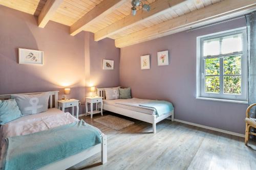 a bedroom with two beds and a window at Ferienwohnung Hof Krakebüll in Humptrup