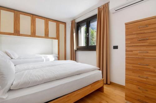 a bedroom with a large bed and a window at Il nido del lago in Carriola