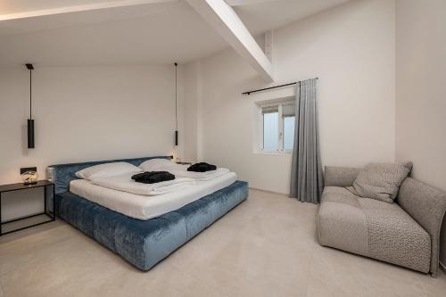 a bedroom with a bed and a couch at App 302 Palazzo Cavour in Bolzano