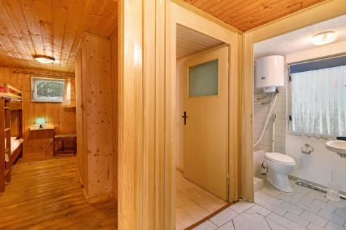 a bathroom with a toilet and a sink at Bungalow 10 - Finnhütte in Niesky