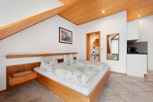 a bedroom with a bed in a room at Gästehaus Noller in Bodman-Ludwigshafen