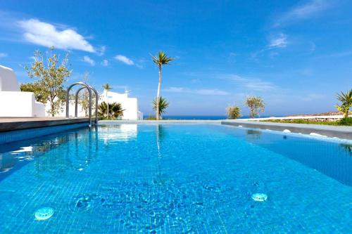 Bazén v ubytování Anema Boutique Hotel & Villas Santorini nebo v jeho okolí