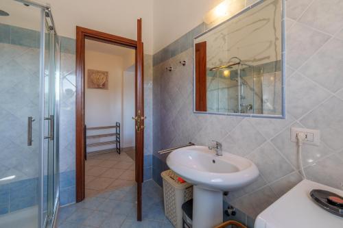 a bathroom with a sink and a shower at Casa Vacanze Cocco in Porto San Paolo