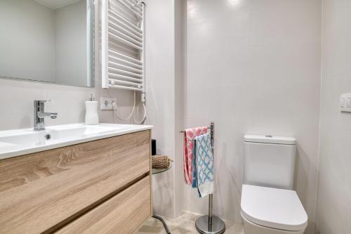 a bathroom with a white sink and a toilet at Apartamento en 1 línea mar in Sant Antoni de Calonge