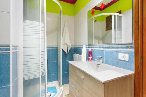 a bathroom with a sink and a shower at Arcoiris Al Mar Playa San Marcos in San Marcos
