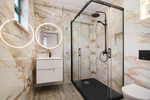 a bathroom with a shower and a toilet at Casa do Sobreiro in Quelfes