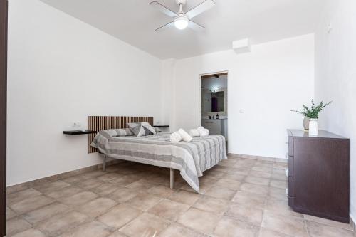 a bedroom with a bed and a ceiling fan at Apartamento Timón in Mijas