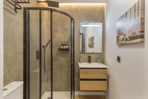 a bathroom with a shower and a sink at Casa con terraza cerca del mar in Telde