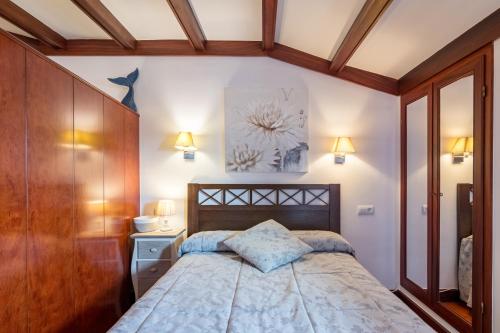 a bedroom with a large bed in a room at Estudio La Barquera in San Vicente de la Barquera