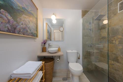 a bathroom with a toilet and a shower and a sink at Casa Patagonia in Manilva