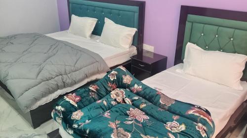 two beds sitting next to each other in a room at Tungnath View Homestay in Sari