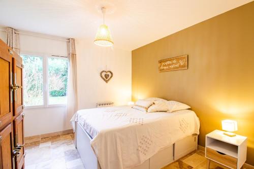 a bedroom with a bed and a window at Appartement La Pierre in Saint-Médard-de-Mussidan