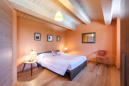 a bedroom with a bed and a table and a chair at Villa Pesca in Trequanda