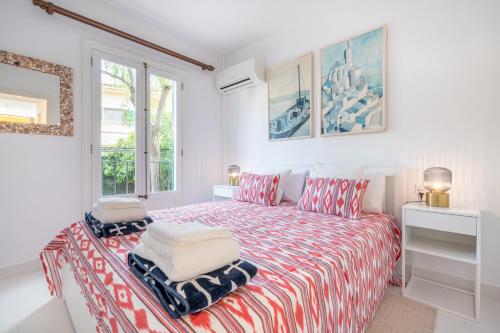 a bedroom with a bed with a red and white bedspread at Casa Sunny in Port de Soller