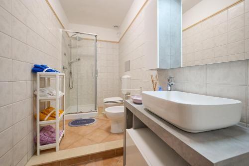 a bathroom with a sink and a shower and a toilet at La Casa Di Simba A Piombino in Piombino