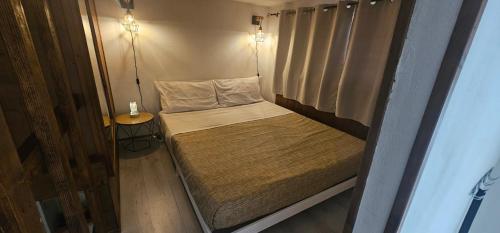 a small bed in a small room with a window at In casetta in Cagliari