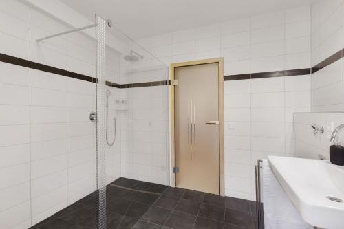 ein Badezimmer mit Dusche und Waschbecken in der Unterkunft Bubach in Laubach