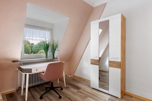a dressing room with a desk and a mirror at Casa Doro in Donaueschingen