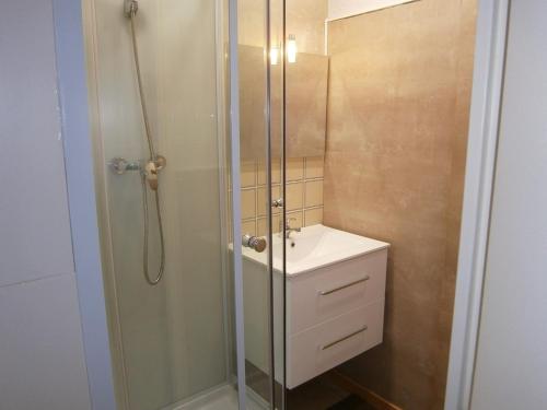 a bathroom with a shower and a toilet and a sink at Appartement Le Relais Du Devoluy in Le Dévoluy