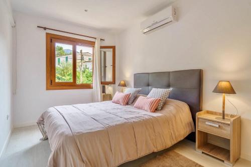 a bedroom with a large bed with pink pillows at Casa Yolima in Sóller