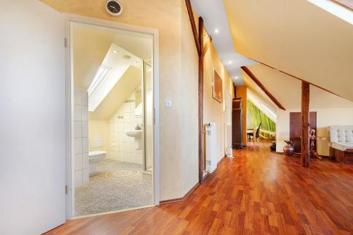 an attic hallway with a mirror and a bathroom at Dachgeschosswohnung Wohllebe in Hannover