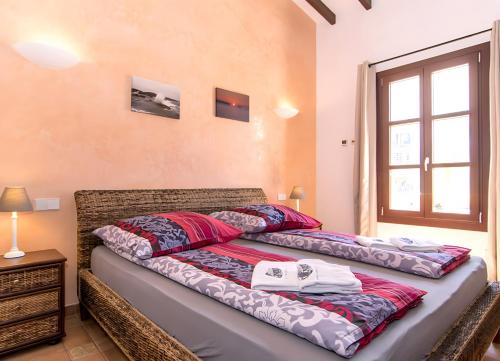 a bedroom with two beds in a room at Pescadores in Cala Ratjada