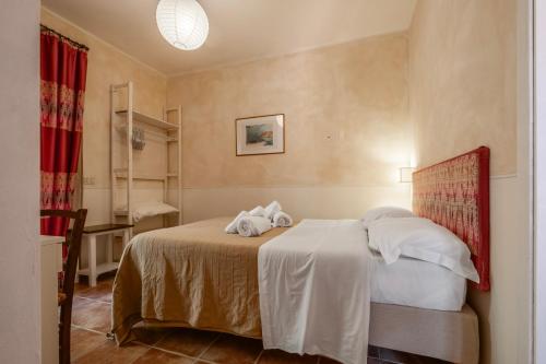 a bedroom with a bed with towels on it at Rosaspina - Appartamento 6 in Capalbio