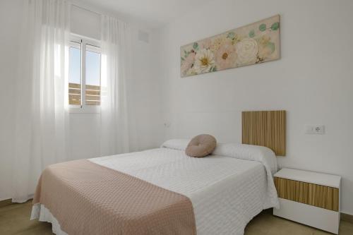 ein Schlafzimmer mit zwei Betten und einem Bild an der Wand in der Unterkunft Casa Sofia in Roche