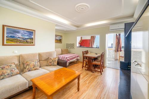 a living room with a couch and a table at Apartamento Belmar in Armação de Pêra