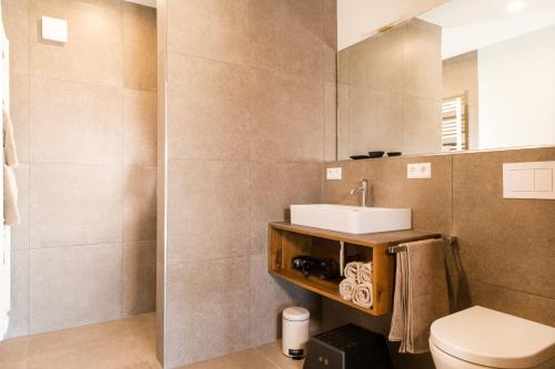 a bathroom with a sink and a toilet at Ferienwohnung Anneliese in Neukirch