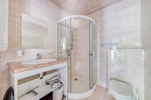a bathroom with a shower and a toilet and a sink at Entre Vignobles Et Océan in Queyrac