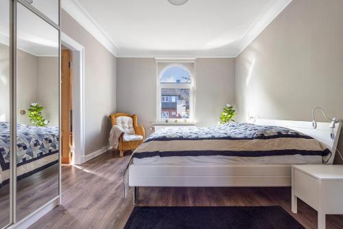 a bedroom with a bed and a window at Bei der alten Keksfabrik in Hamburg