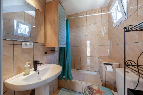 a bathroom with a sink and a bath tub at Vista al Mar Ainara in Almería
