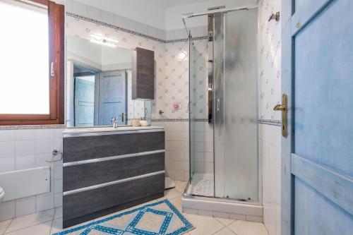 a bathroom with a sink and a shower at Appartamento Isabel in Villasimius